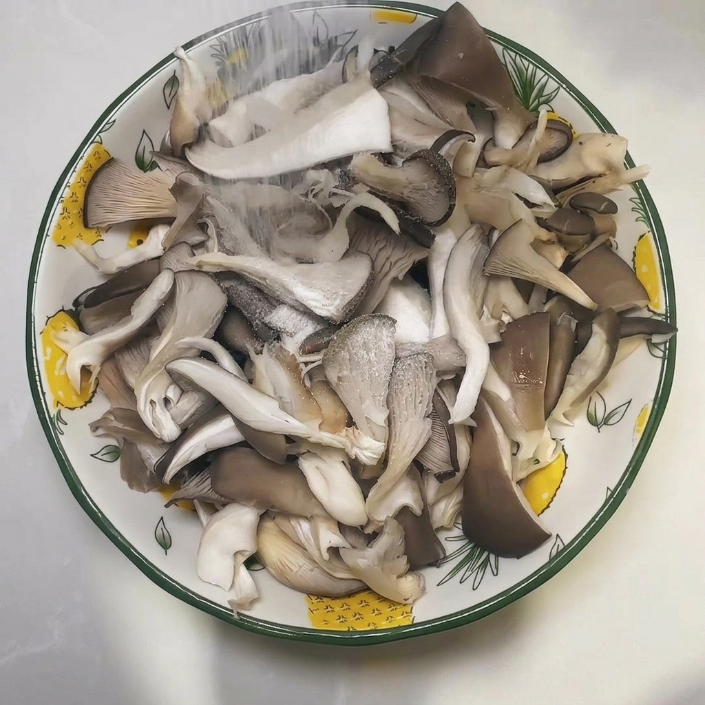 Bol rempli de lanières de champignons saupoudrées de sel.