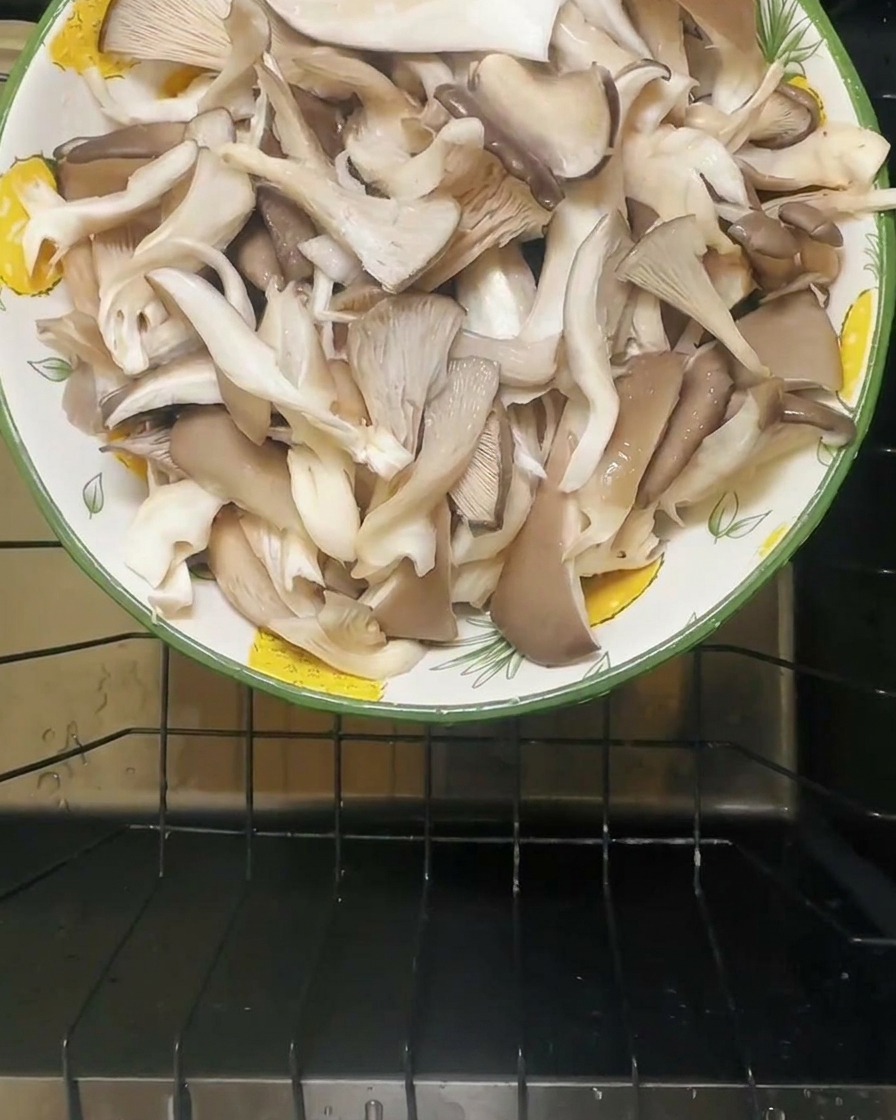 Eau versée dans un bol contenant les champignons salés.