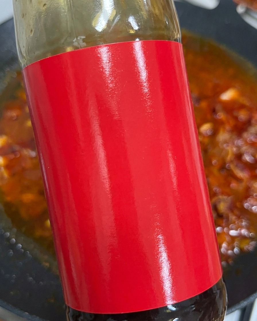 Sauce huître pressée dans le bouillon rouge.