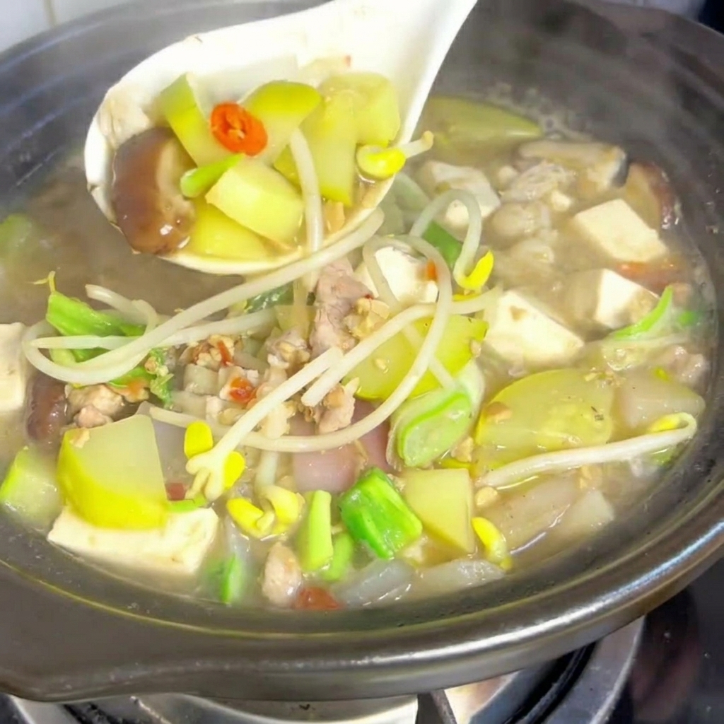 Un bloc de tofu soyeux blanc découpé en petits cubes réguliers.