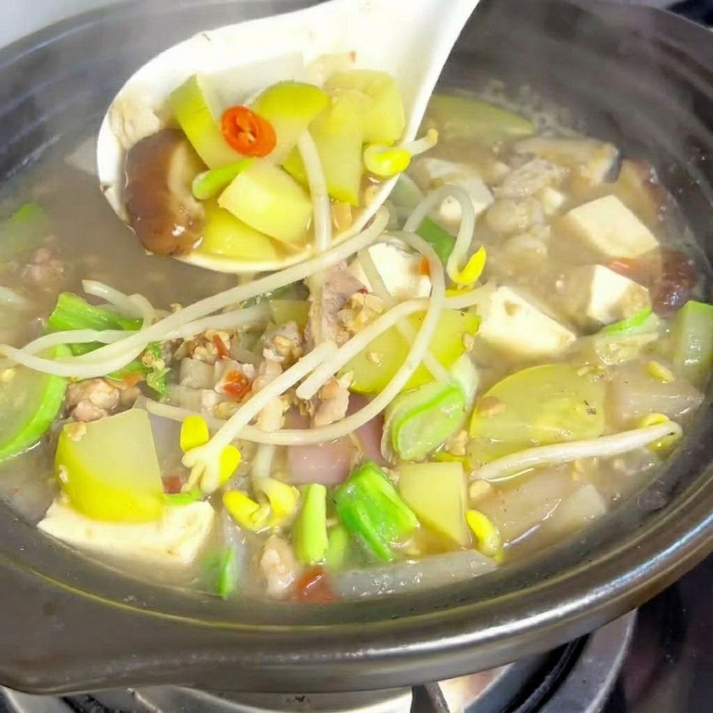 Tranches de poitrine de porc dorent dans une marmite en terre cuite bien chaude.