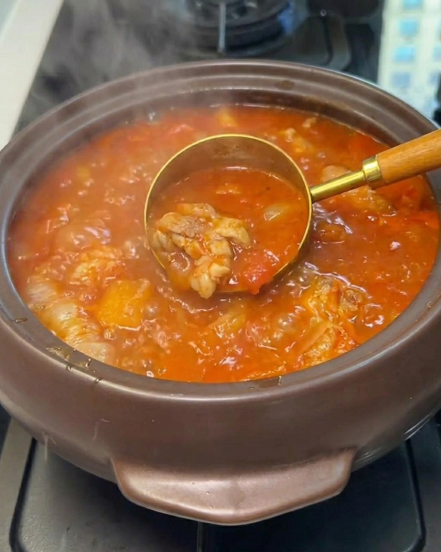 Oignons en dés ajoutés dans la casserole bouillonnante.