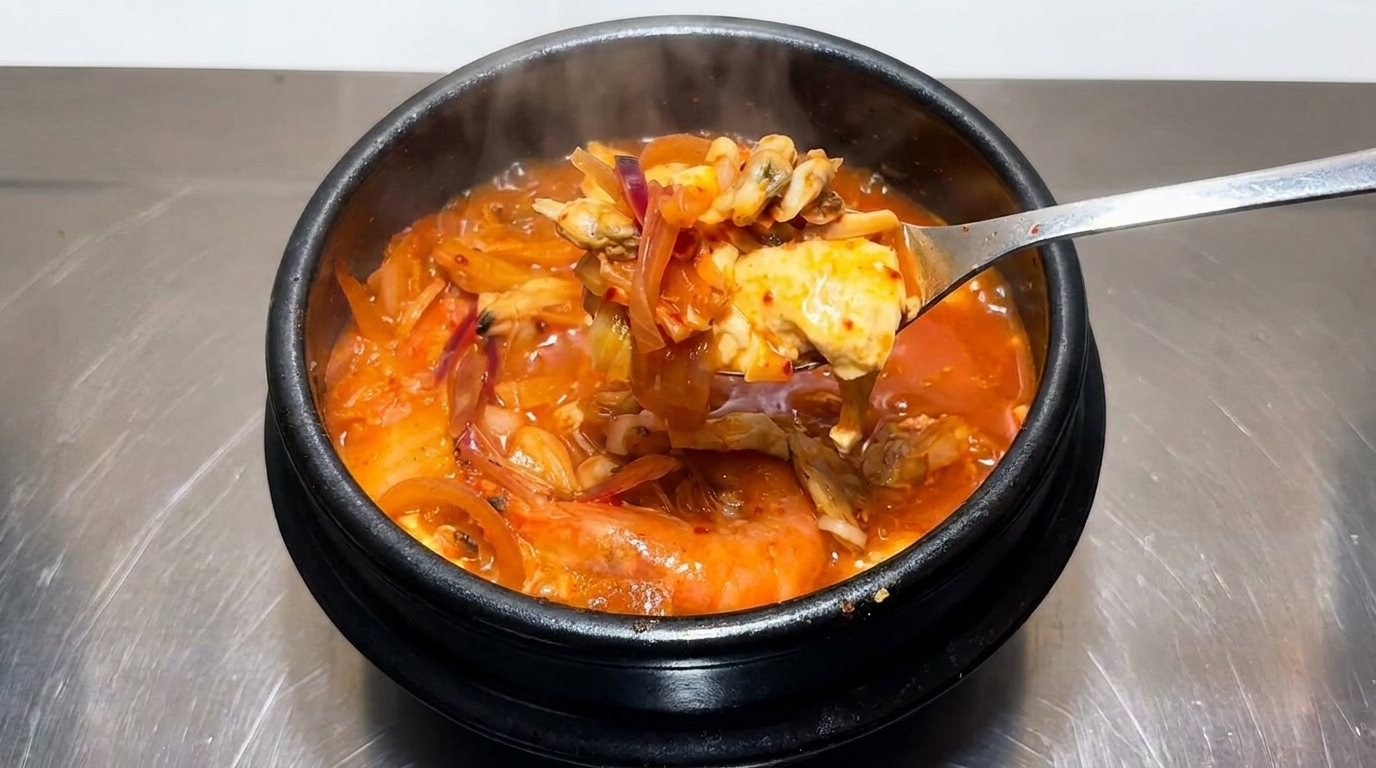 Ragoût épicé de kimchi aux palourdes et crevettes (Kimchi-jjigae)