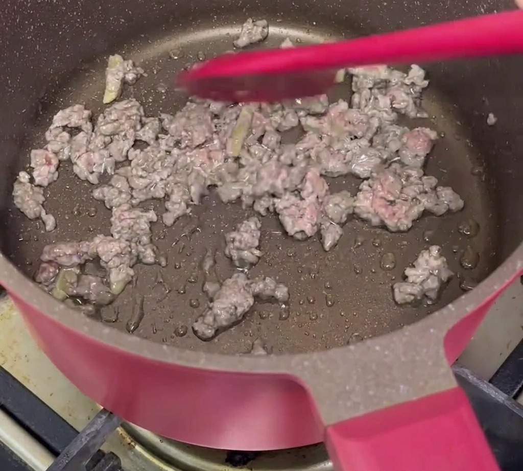 Bœuf haché sauté avec des tranches de gingembre dans une poêle jusquà ce quil soit doré.