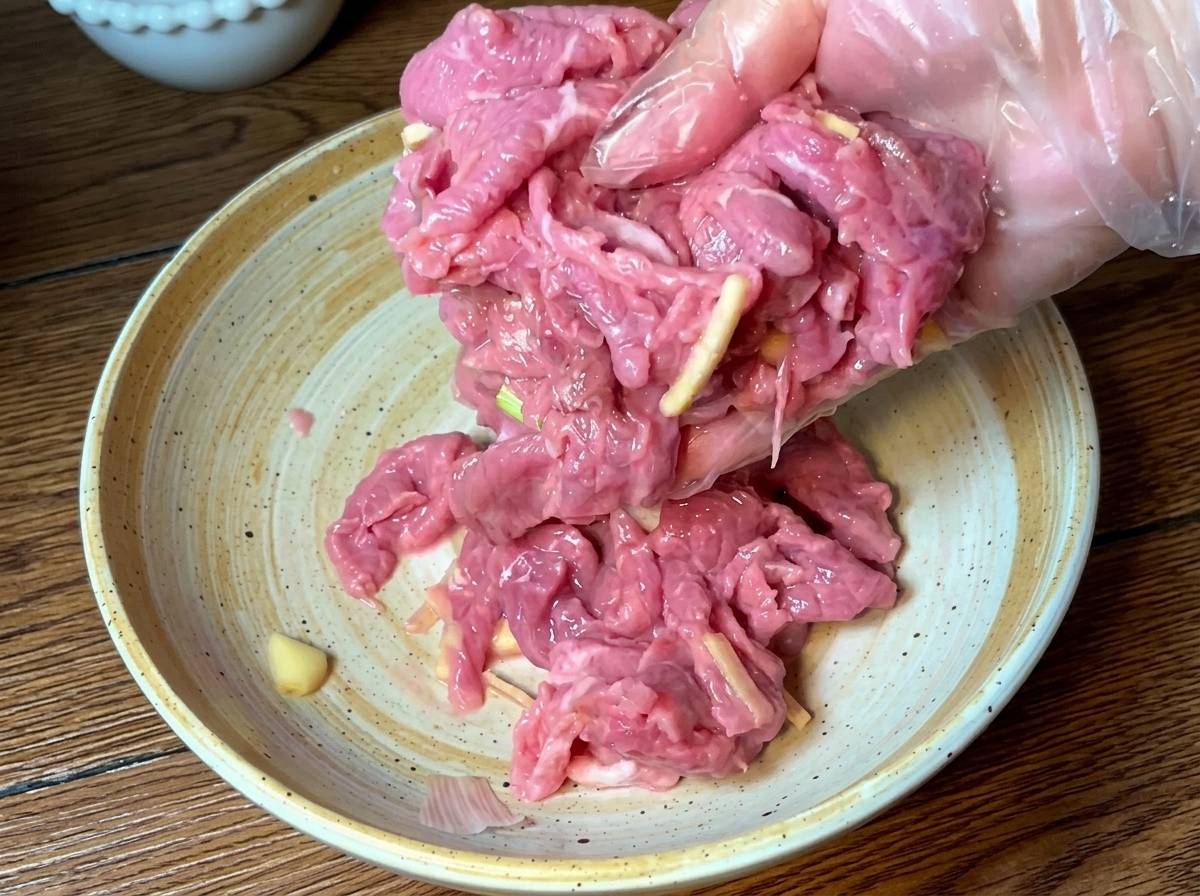 Tranches de bœuf assaisonnées sautant à la poêle jusquà ce quelles dorent.