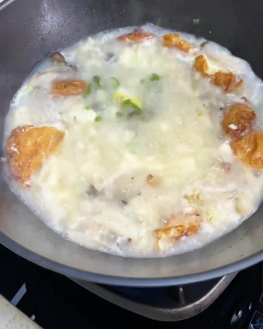 Soupe de champignons et tofu terminée, garnie doignons verts hachés frais.