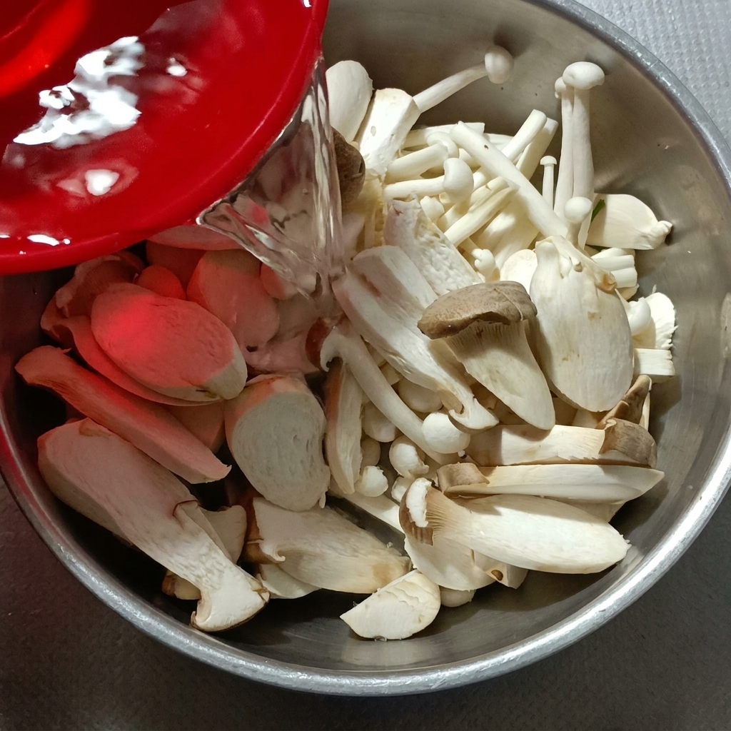 Eau claire versée dans un bol contenant divers champignons découpés.