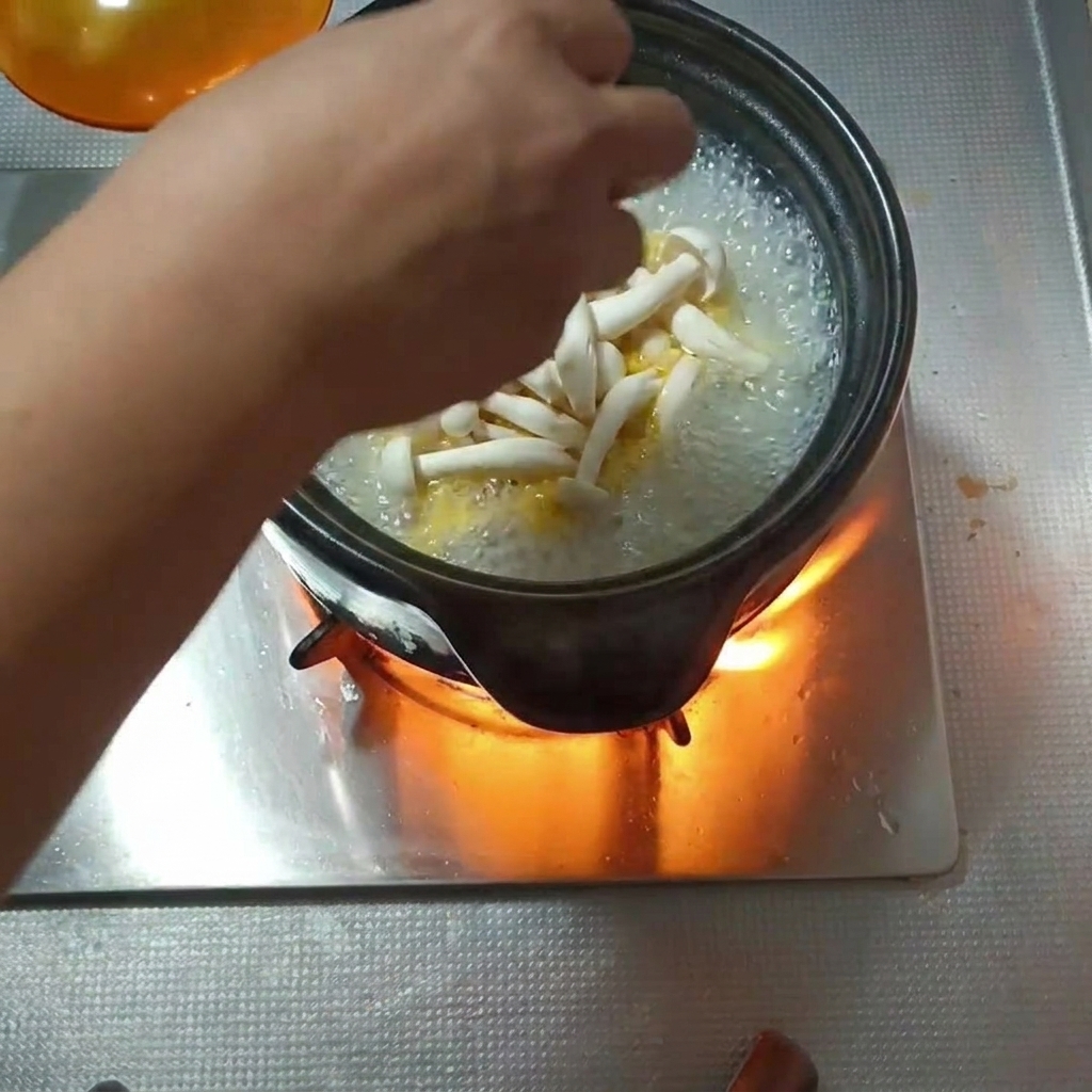 Différentes variétés de champignons ajoutées à une cocotte frémissante.