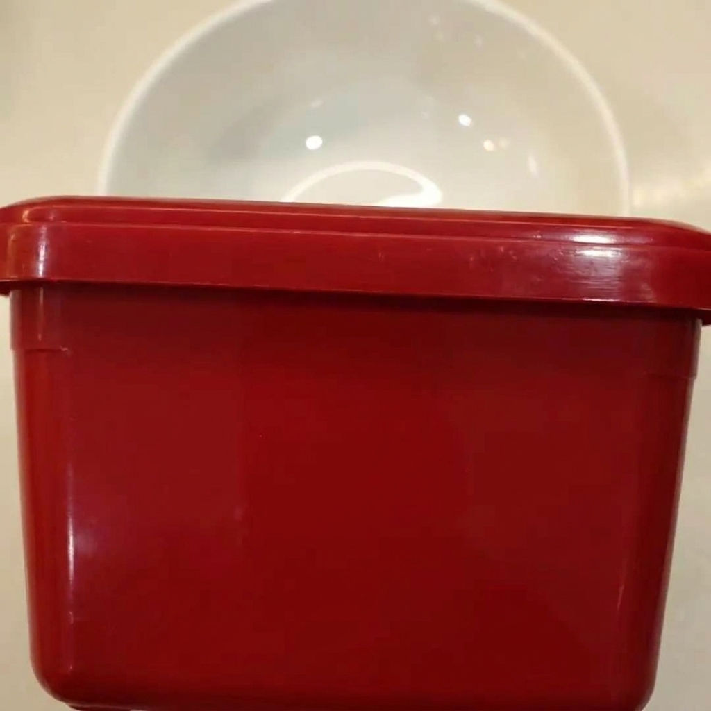 Ingrédients de la base de sauce épicée mélangés dans un bol blanc.