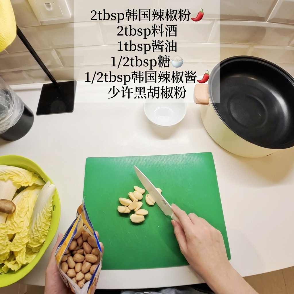 Gousses dail frais finement hachées sur une planche à découper verte avec un couteau de cuisine.