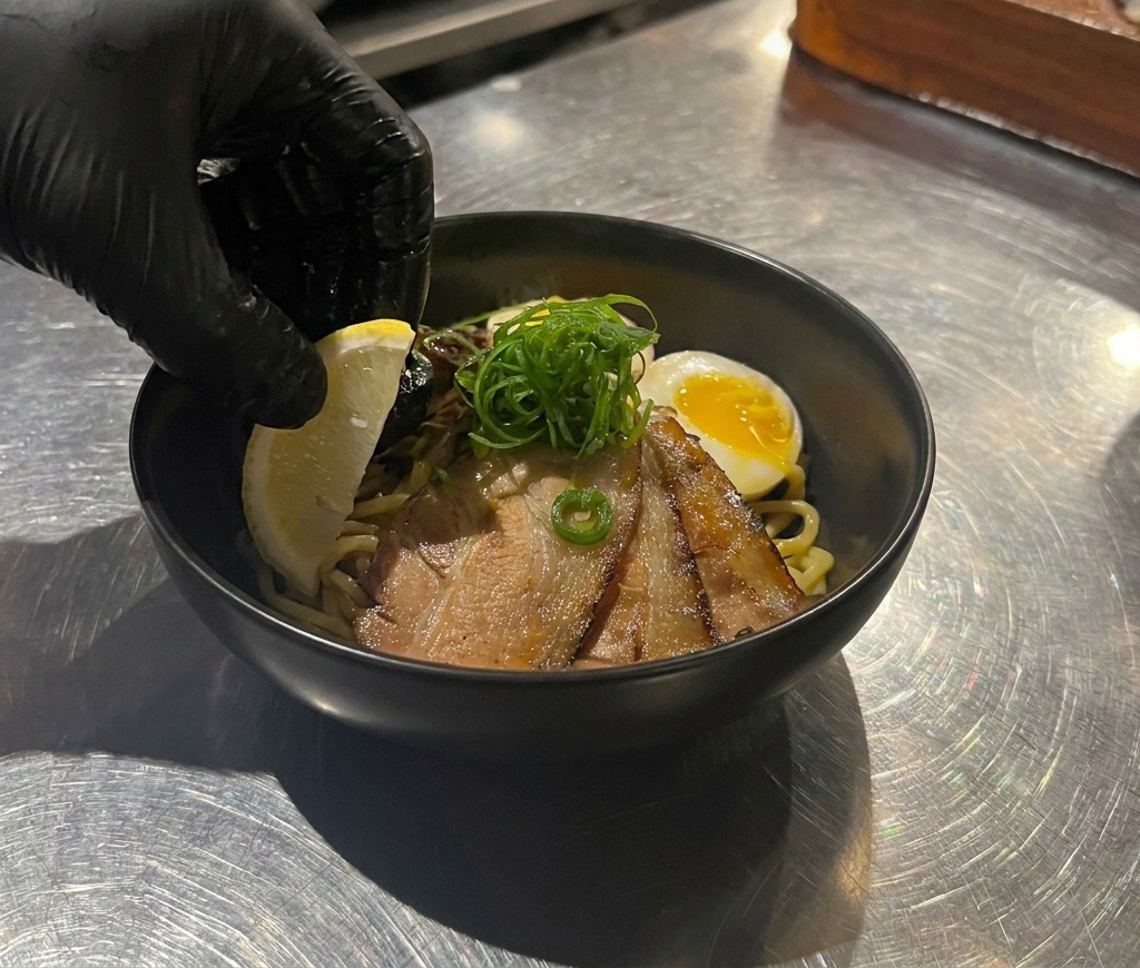 Placement dun quartier de citron frais dans le bol de mazesoba.