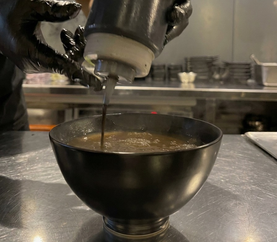 Filet dhuile dail noir ajouté à la surface du bouillon de trempage.