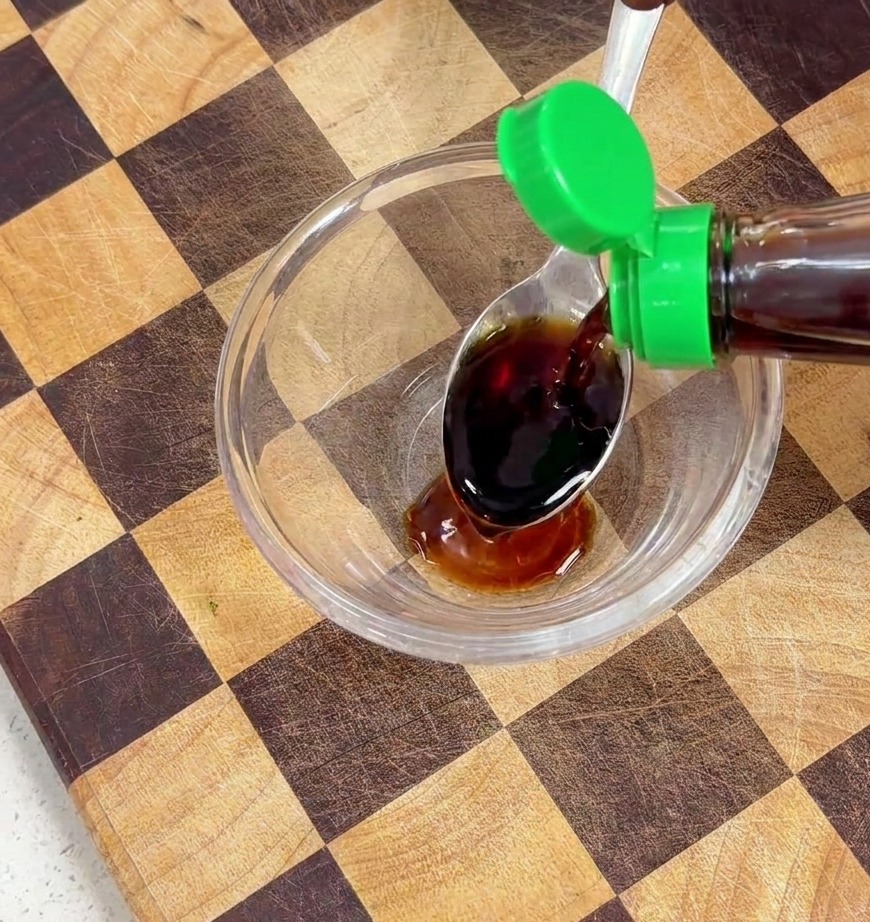 Sauce soja versée dans un bol en verre pour préparer la base de lassaisonnement teriyaki.