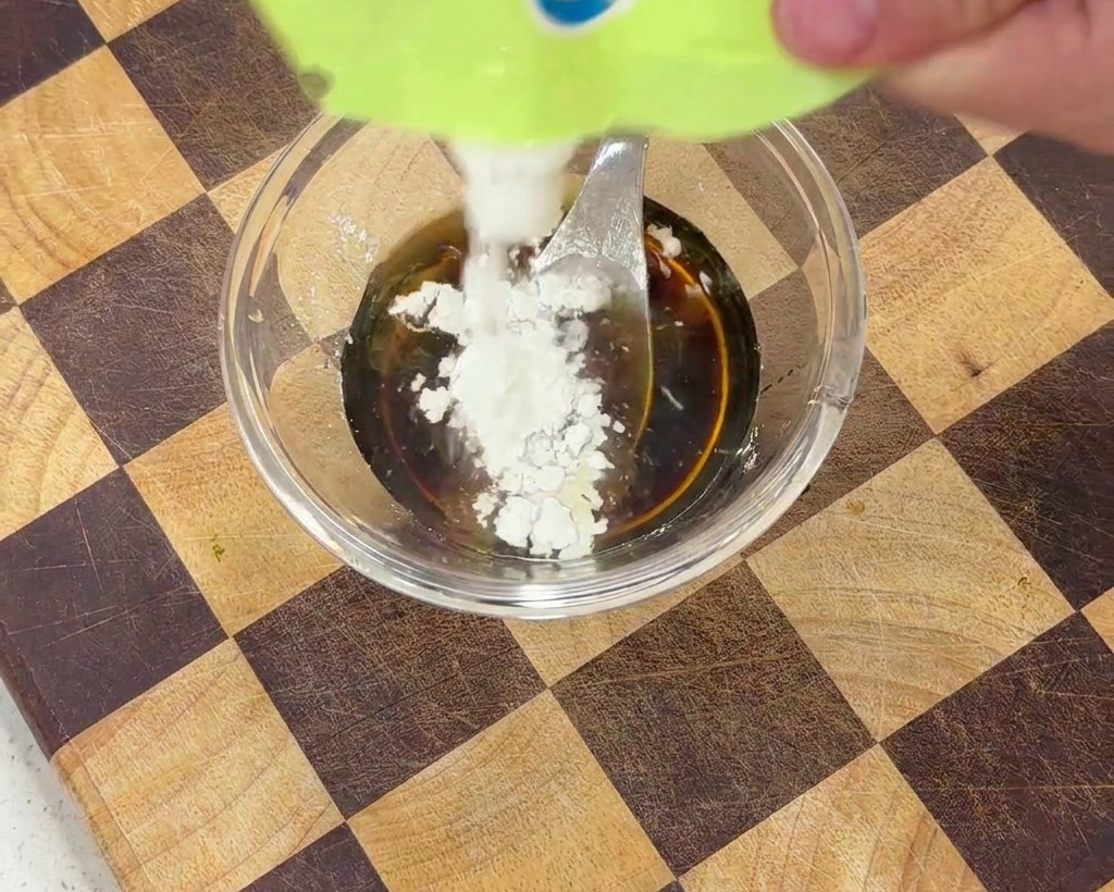 Ajout de fécule de maïs blanche dans la sauce teriyaki sombre pour lui donner de la consistance.