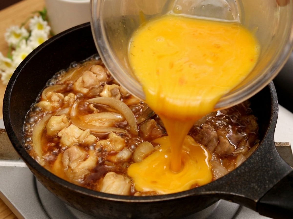 Filet dœuf battu versé sur le mélange de poulet et doignons qui mijote.