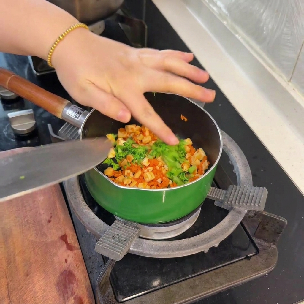 Petits morceaux de brocoli blanchis ajoutés à la poêle de saumon et carottes.