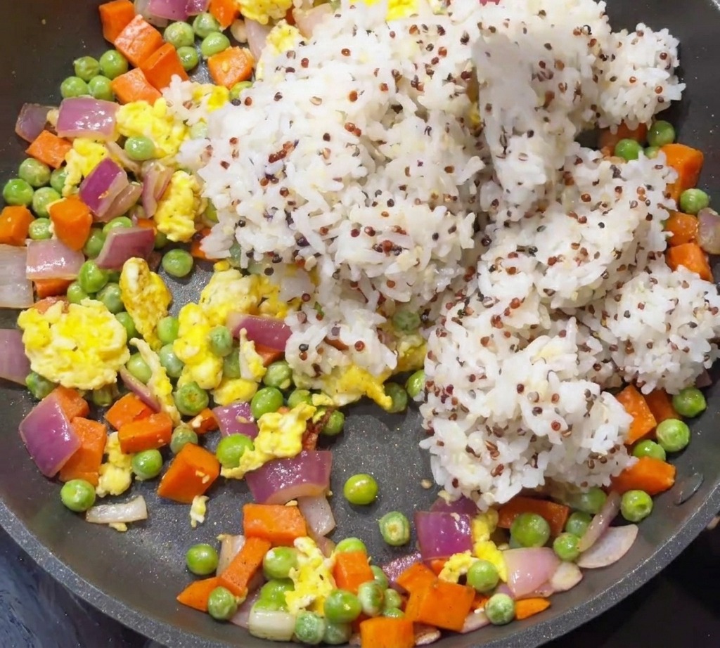 Riz blanc cuit et quinoa ajoutés aux légumes sautés et aux œufs.
