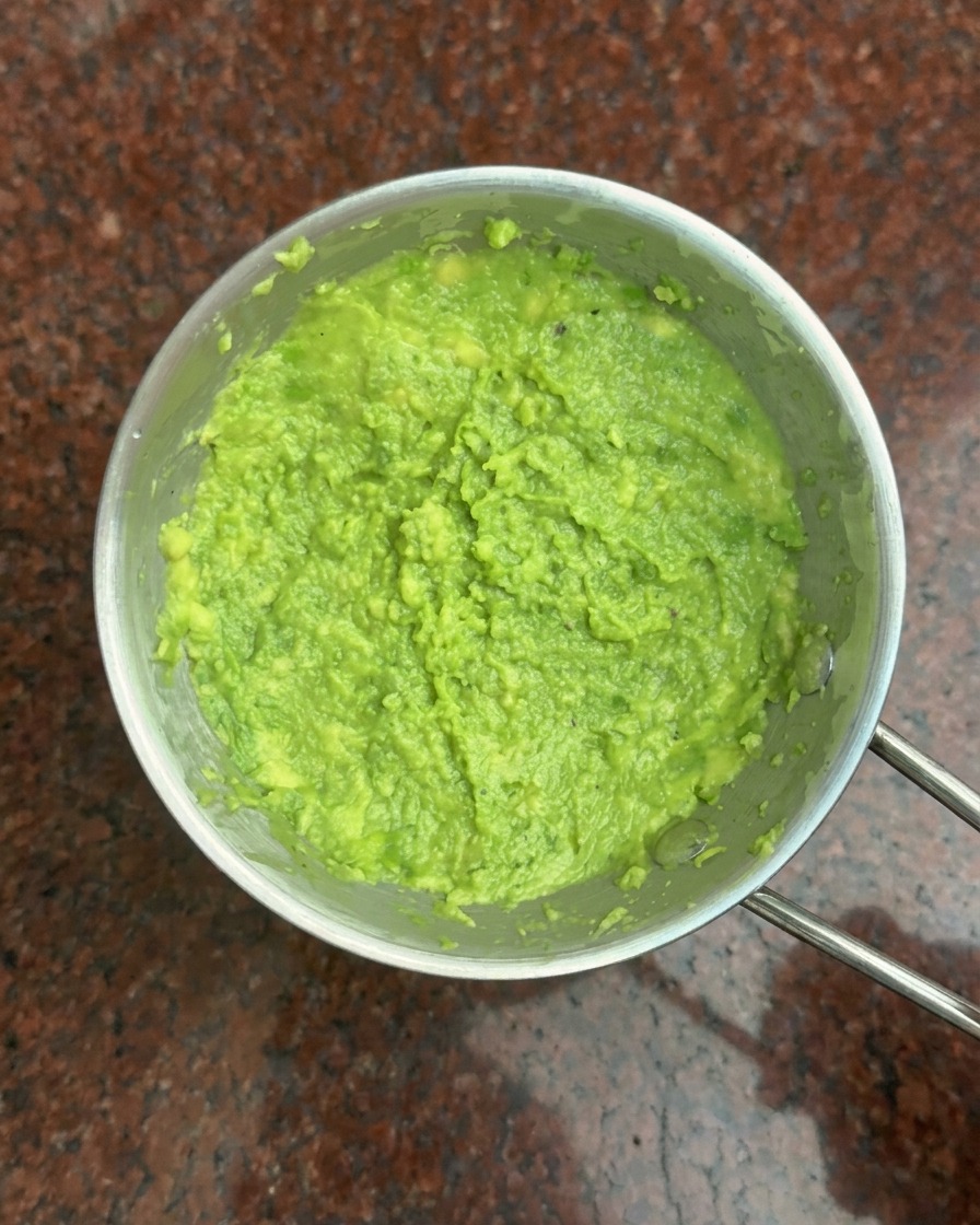 Vue de dessus dun bol contenant une purée davocat dun vert éclatant.