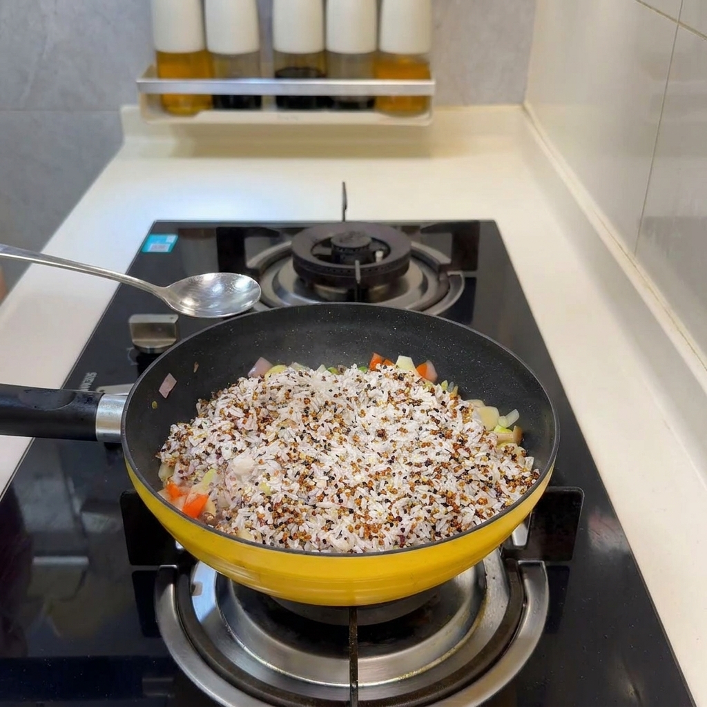 Une cuillère en argent tenue au-dessus dune poêle jaune remplie de riz et de légumes colorés, prête à ajouter lassaisonnement.