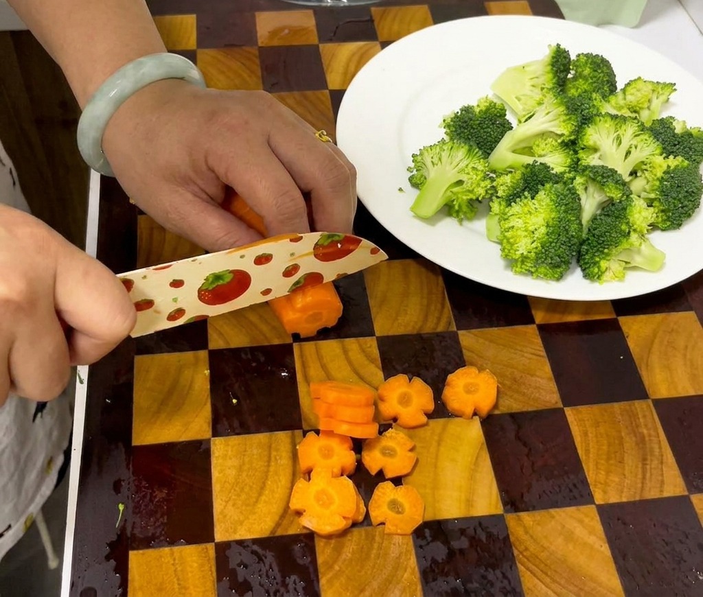 Mains utilisant un couteau pour découper des rainures dans une carotte afin de créer des tranches en forme de fleurs.