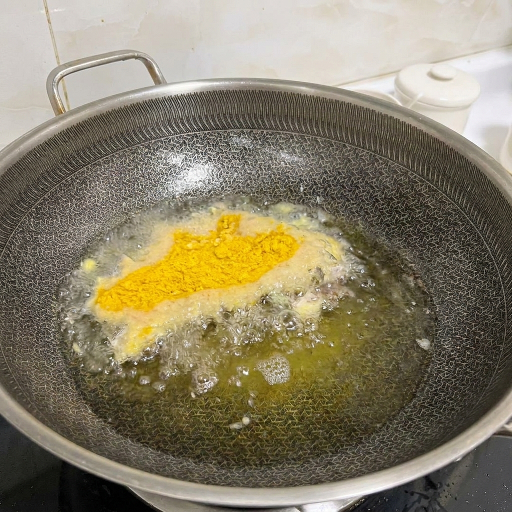 Escalopes de poulet panées en train de frire dans un wok chaud avec une huile légèrement bouillonnante.