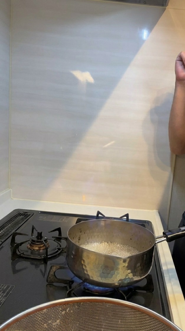 Flamme bleue et orange spectaculaire jaillissant dune petite casserole métallique sur une gazinière allumée.