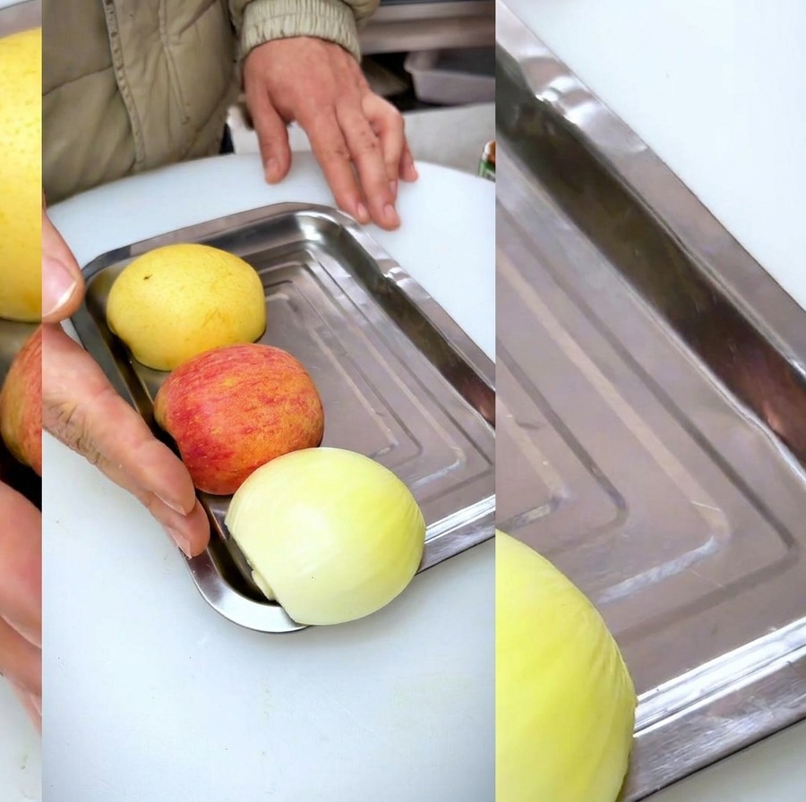 Demi-oignon, pomme et poire coupés, disposés sur un plateau en inox pour préparer la marinade.