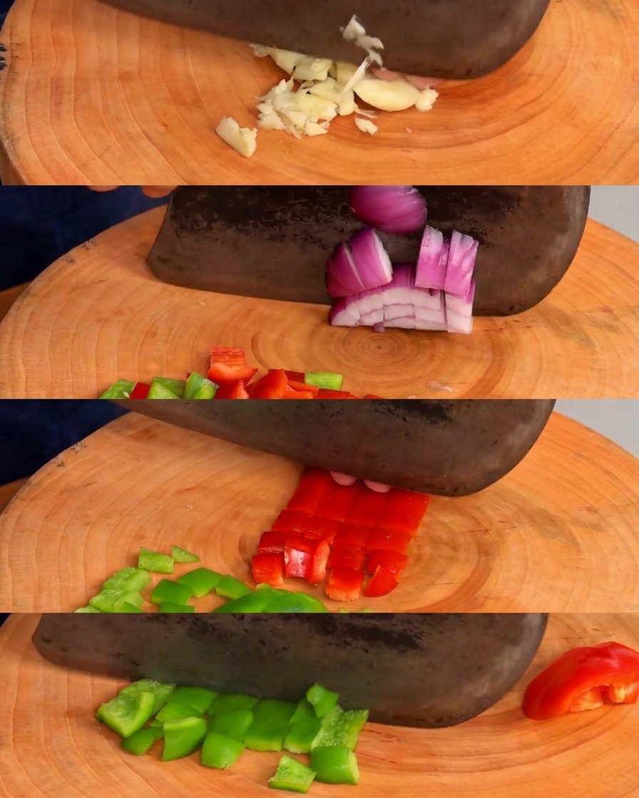 Série de photos montrant de lail haché ainsi que des poivrons et des oignons coupés en dés sur une planche ronde.