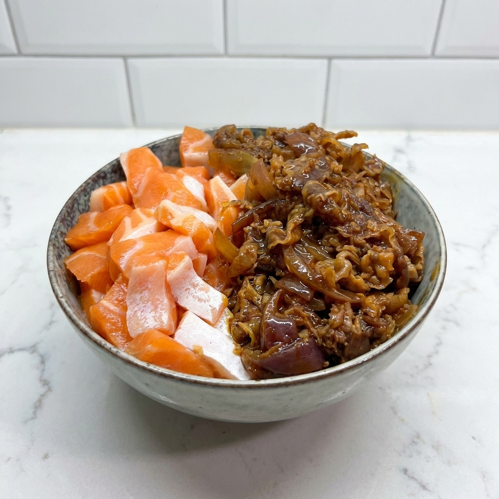 Bol en céramique contenant du saumon cru à gauche et du bœuf sauté à la sauce sombre à droite.