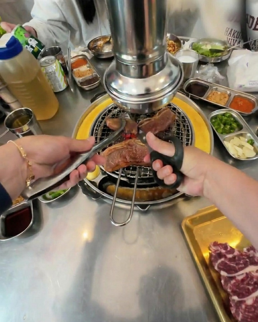Utilisation de ciseaux de cuisine pour découper le bœuf partiellement cuit directement sur le gril.