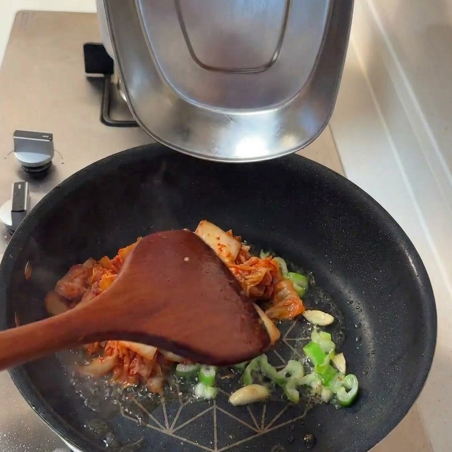 Mélange de kimchi fermenté et de larges lamelles doignon blanc ajoutés aux aromates.