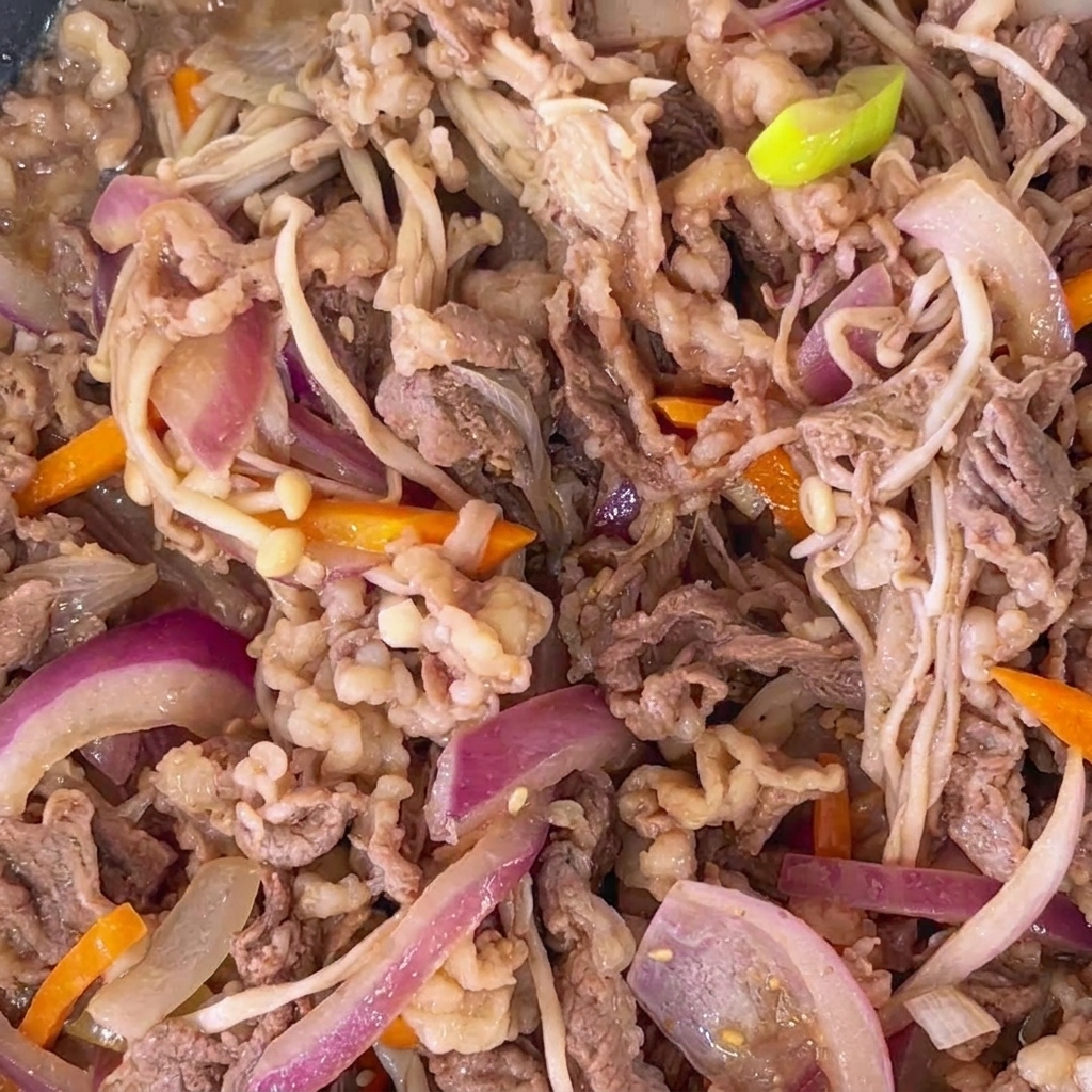 Gros plan dun bulgogi de bœuf cuit avec des graines de sésame grillées parsemées partout.