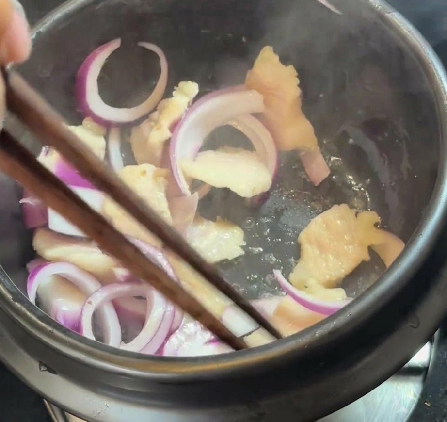 Tranches doignon rouge frais mélangées à la poitrine de porc et au gras fondu dans le pot.