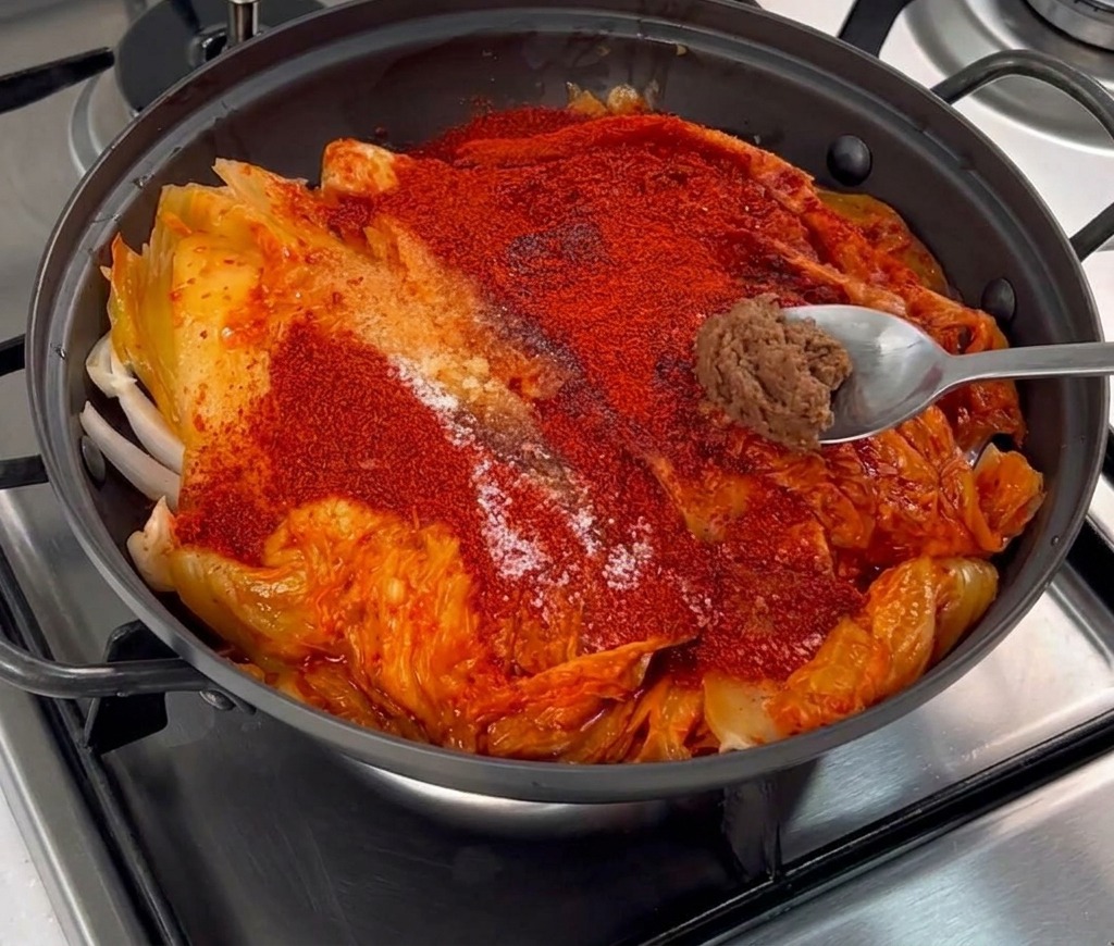 Une petite dose de pâte de soja brune épaisse déposée sur le piment et le kimchi.