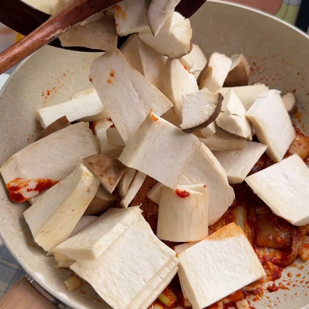 Tranches de pleurotes du panicaut mélangées à la base de piment rouge.
