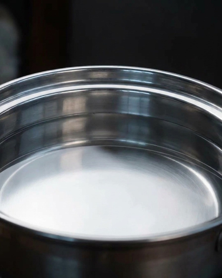 Une grande algue kombu mijotant dans une casserole deau bouillante avec de la vapeur.