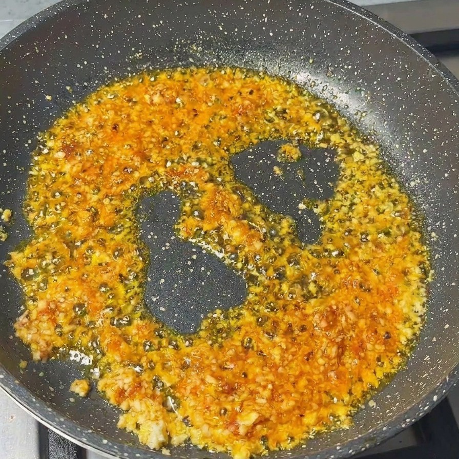 Porc haché incorporé dans la poêle avec la base dail et de pâte de crevettes.