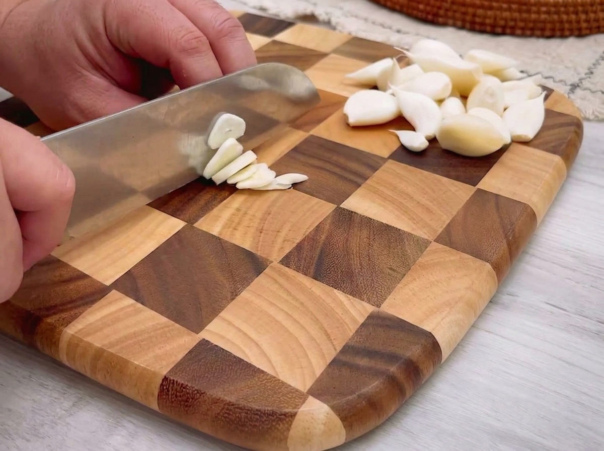 De lail finement haché étalé sur une planche à découper en bois.