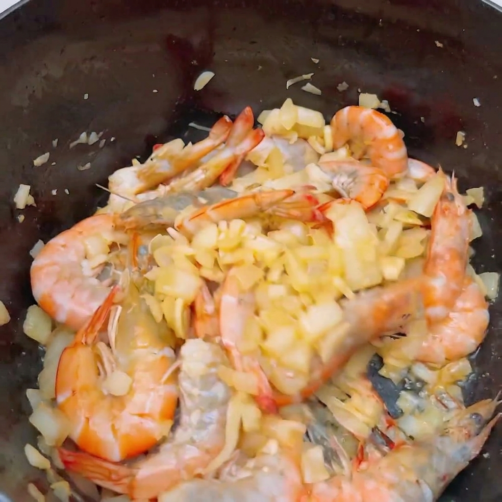 Tranches de tomates fraîches ajoutées aux crevettes rosées.