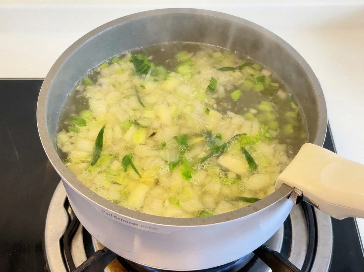 Cuisses de poulet et riz frémissant dans un bouillon savoureux.