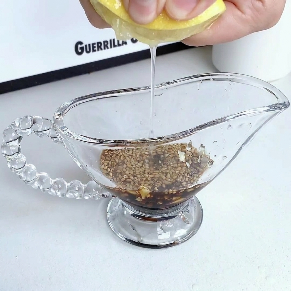 Ingrédients de la sauce mélangés dans un pichet en verre transparent.