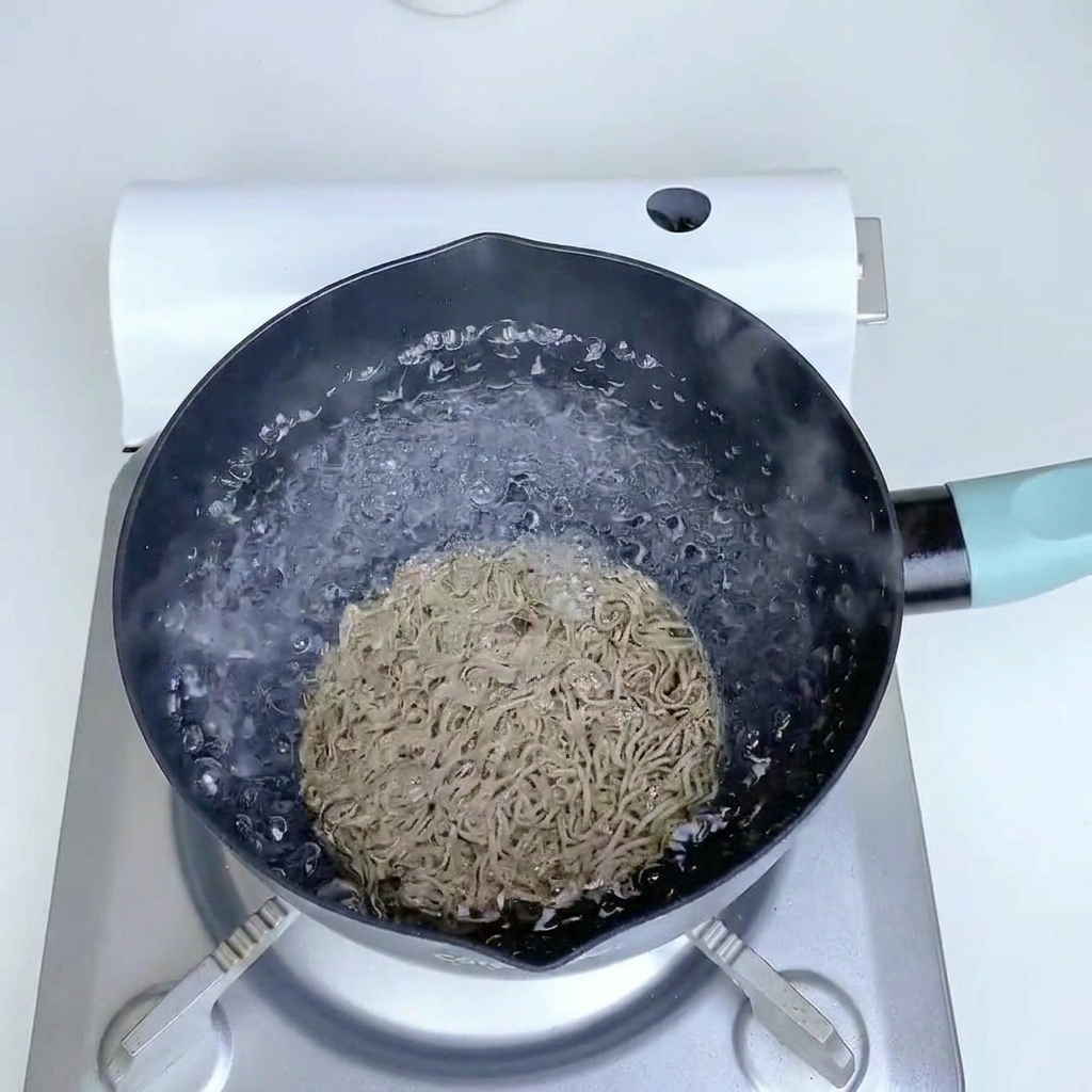 Nouilles au sarrasin cuisant dans une casserole deau bouillante.