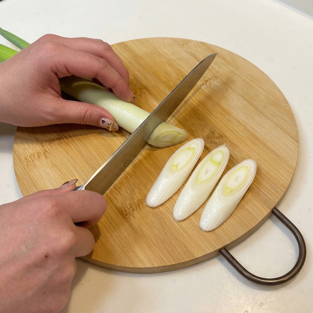 Saucisses coupées en rondelles régulières, préparées pour la friture.