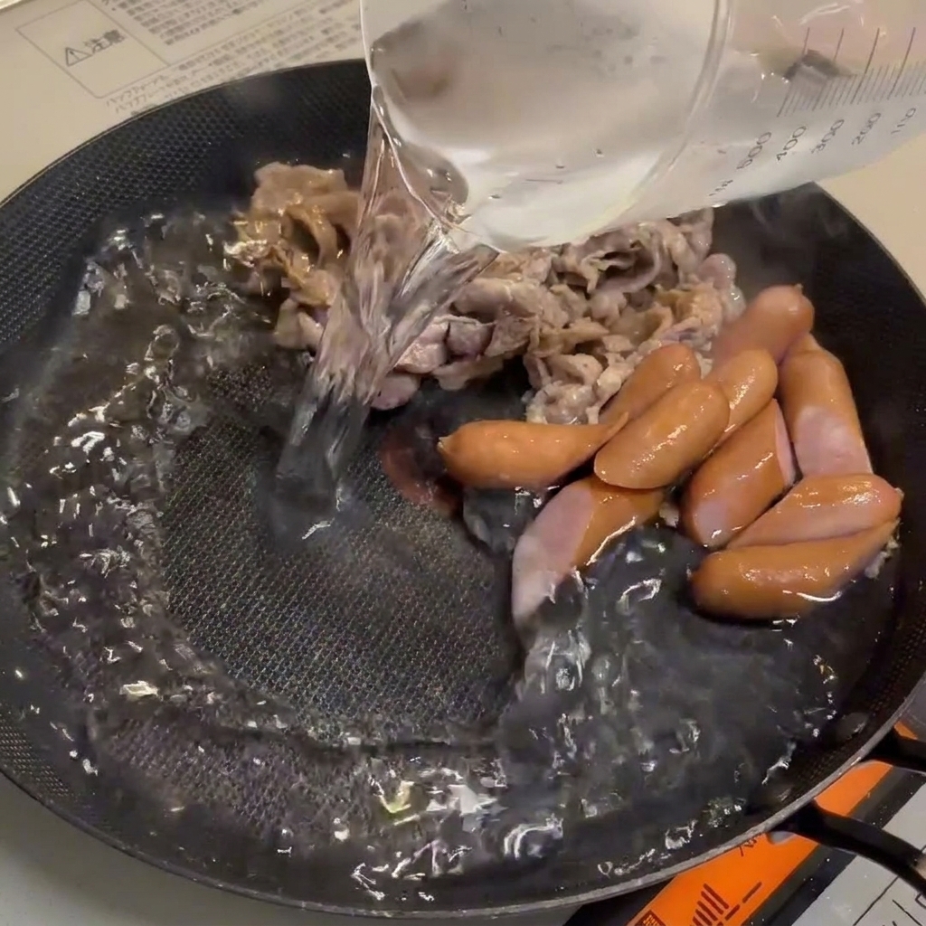 De leau étant ajoutée à la poêle, créant une base de bouillon riche.