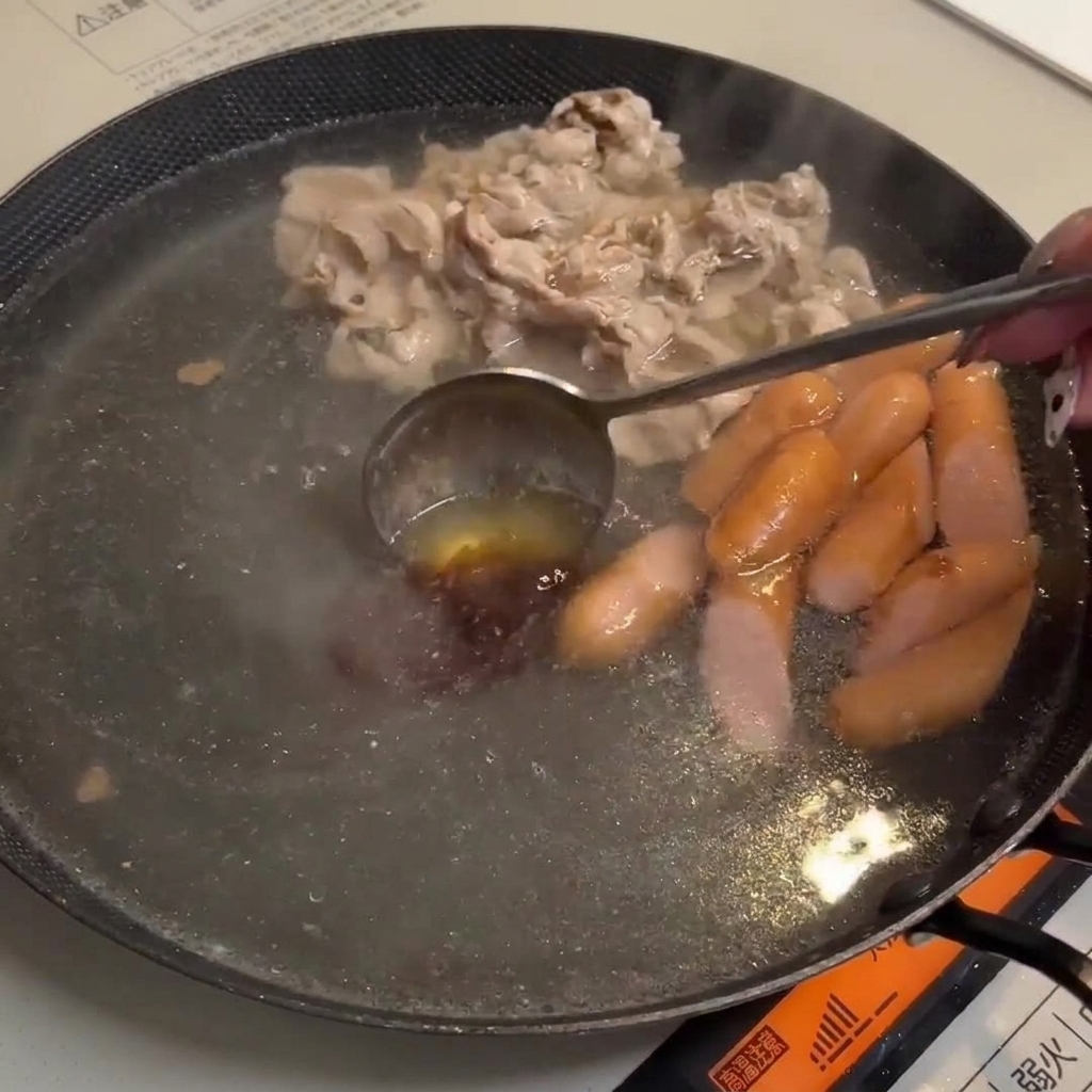 Pâte gochujang et pâte miso tourbillonnant dans le bouillon bouillonnant.
