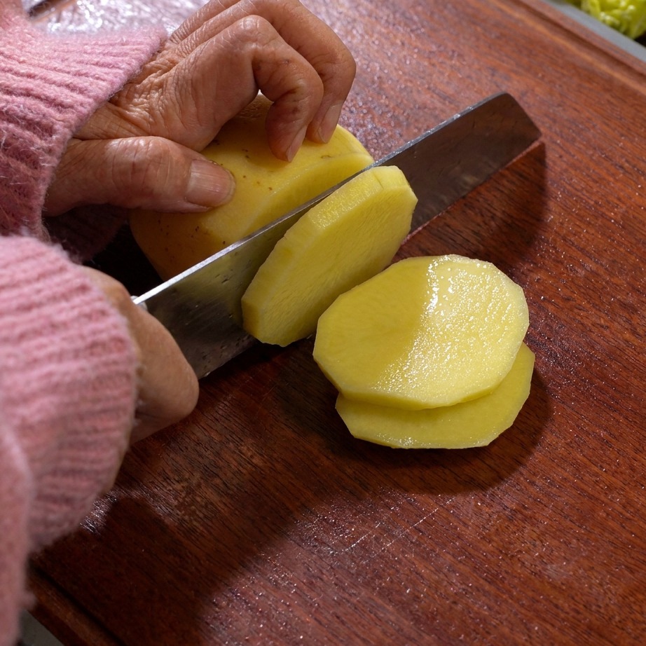 Champignons enoki nettoyés avec la base coupée, prêts pour la marmite.