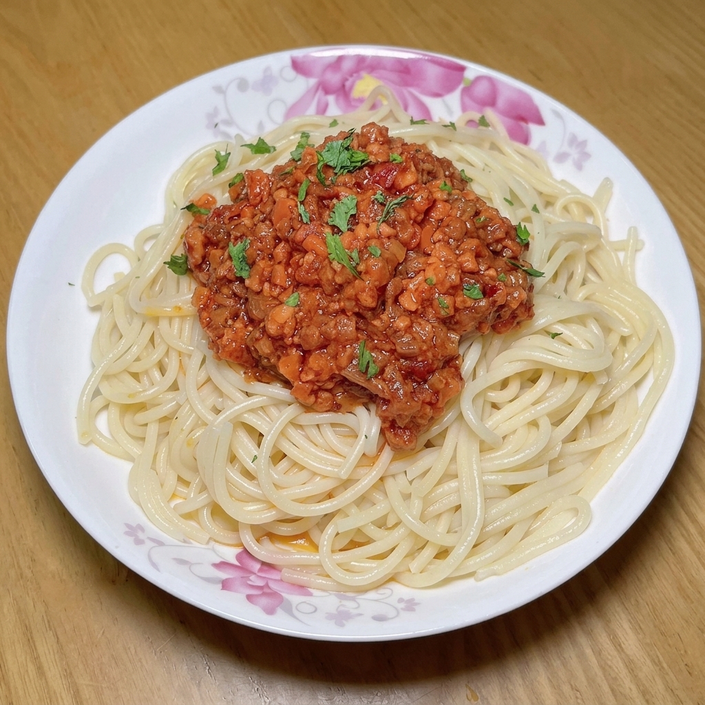Tomates fraîches en dés ajoutées dans une poêle avec la viande, les légumes et le concentré de tomate.