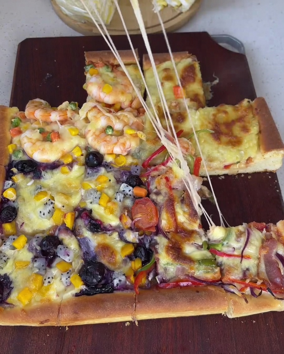 Crevettes et légumes disposés sur un quartier.