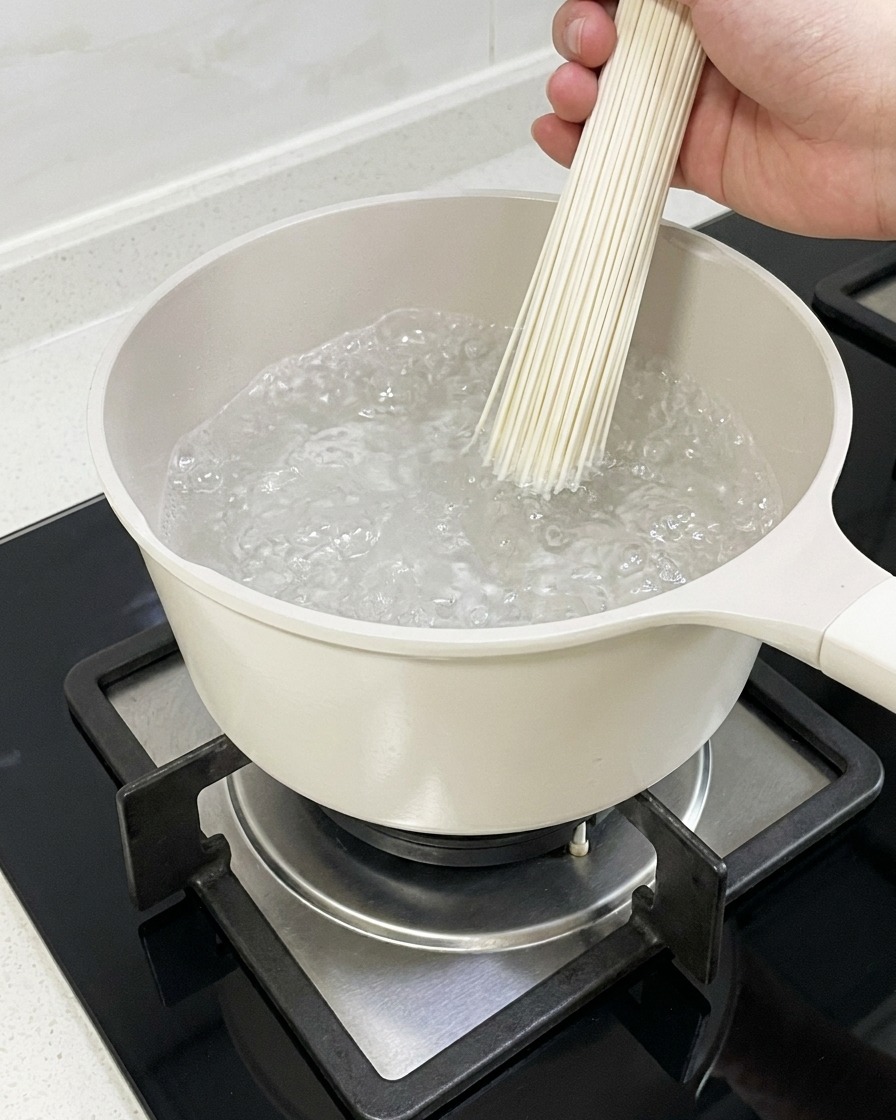 Nouilles ramen bouillant dans une casserole deau.