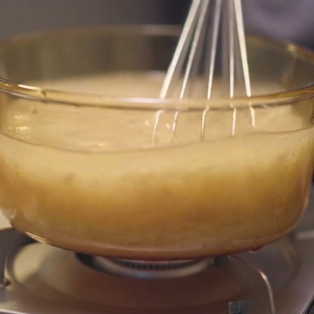 Des morceaux de kombu replongés dans le mélange deau et de poulet dune casserole.
